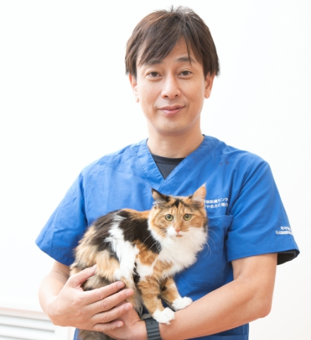 子猫を抱っこする獣医師 淺井亮太先生