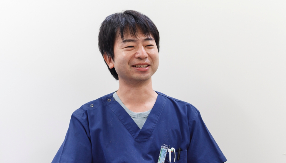 笑顔で話す獣医師の和田 章秀 先生