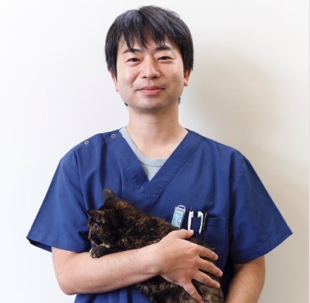 黒猫を抱きかかえる獣医師の和田 章秀 先生