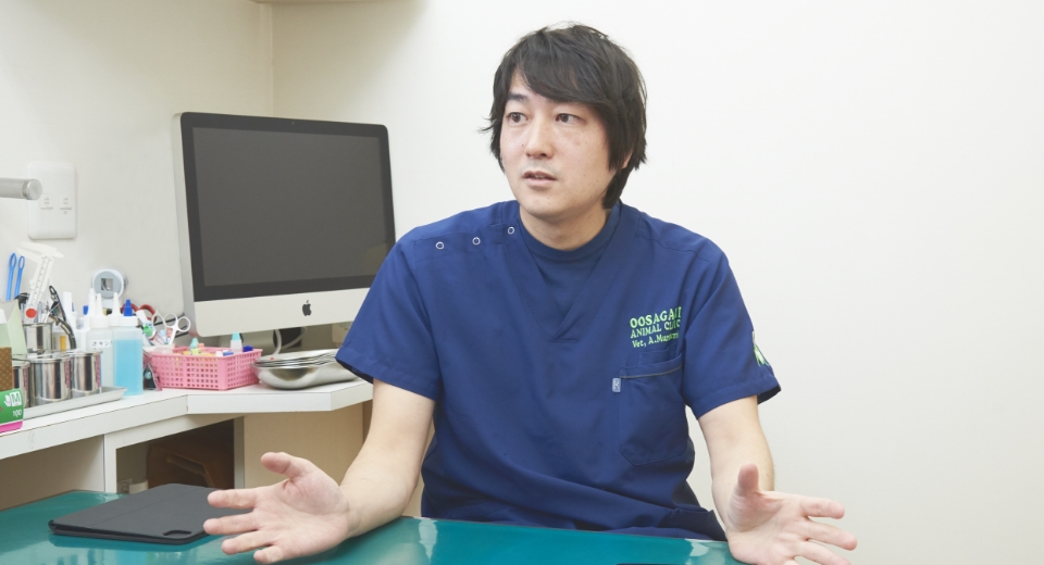 フィラリア症予防について説明する獣医師の村上 彬祥 先生
