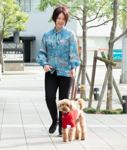 散歩している岸田奈美さんとトイプードルの梅吉くん