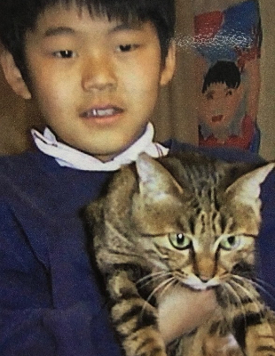 猫を抱っこしている子供